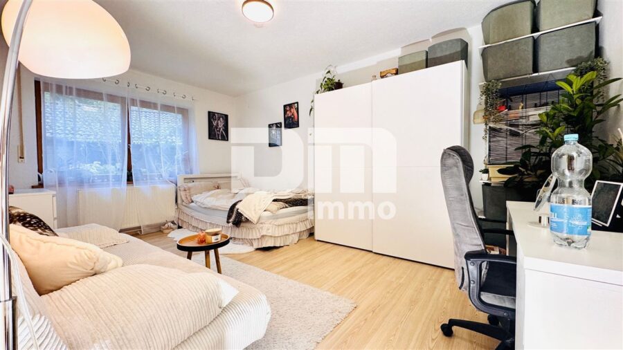 Einfamilienhaus mit Einliegerwohnung in Traumlage mit Terrasse, Naturgarten und Garage - Souterrain Wohnzimmer